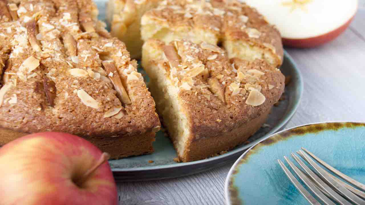 TORTA ALL'ACQUA di Simone Buzzi con mele annurche, cannella e mandorle