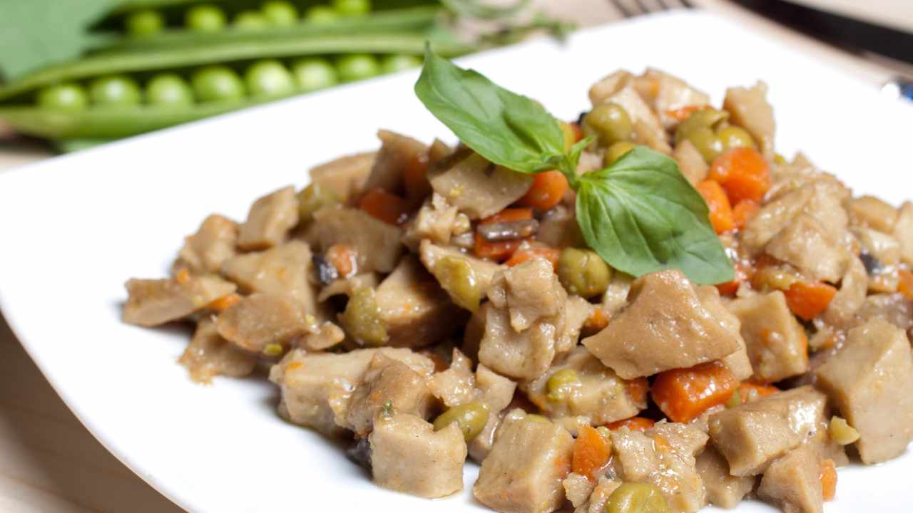 Spezzatino di seitan con carote e piselli