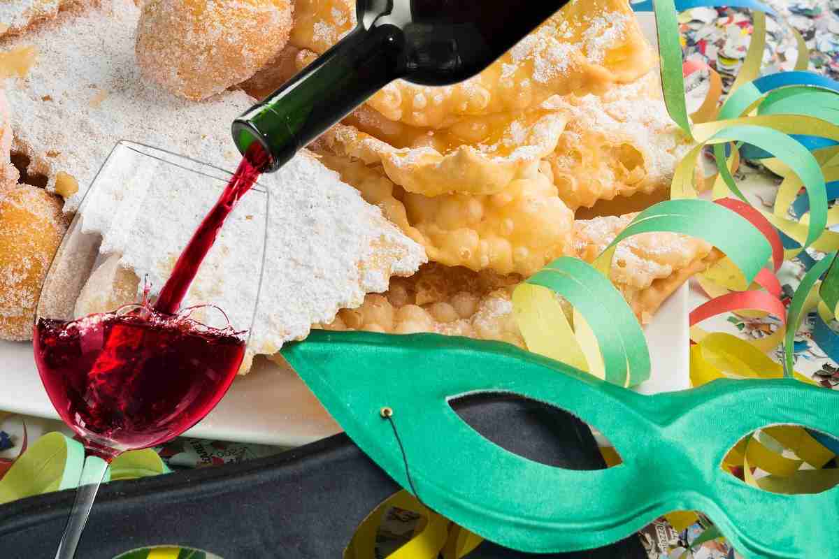 Chiacchiere di Carnevale e calice di vino