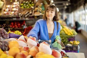 Donna prende frutta e verdura al supermercato