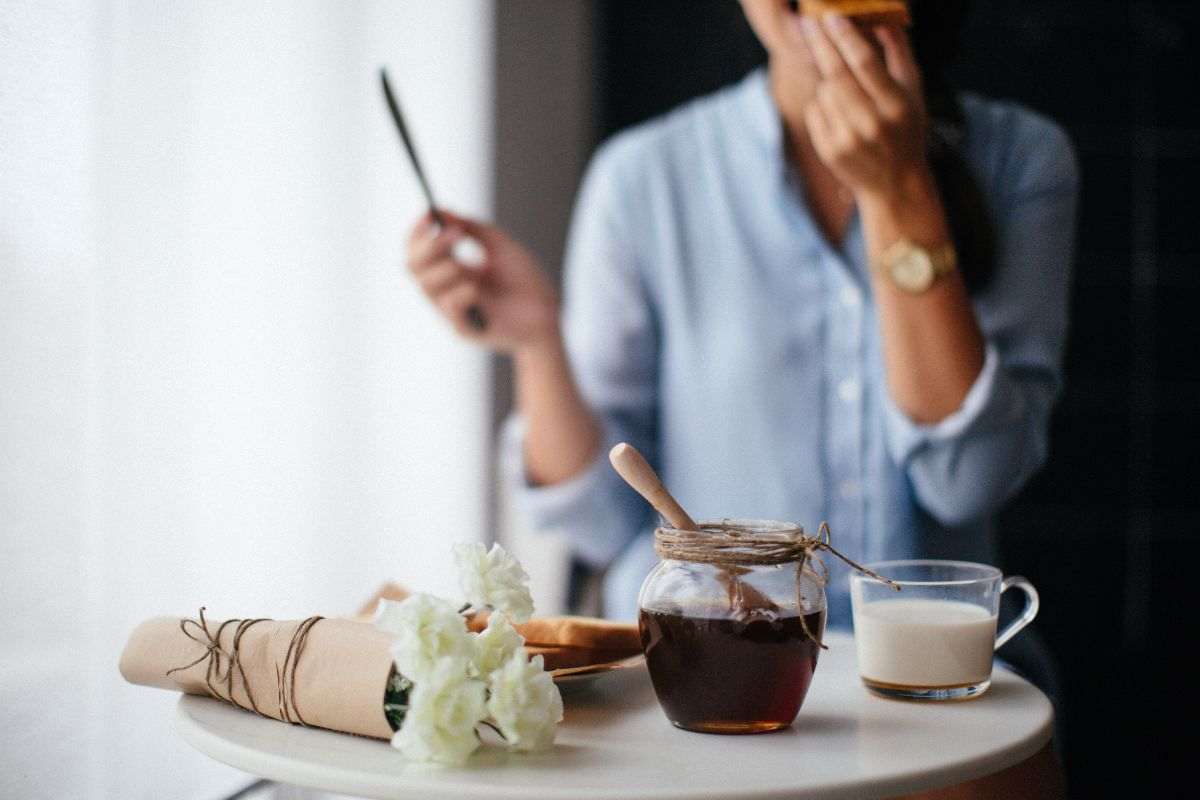 Miele e latte a colazione