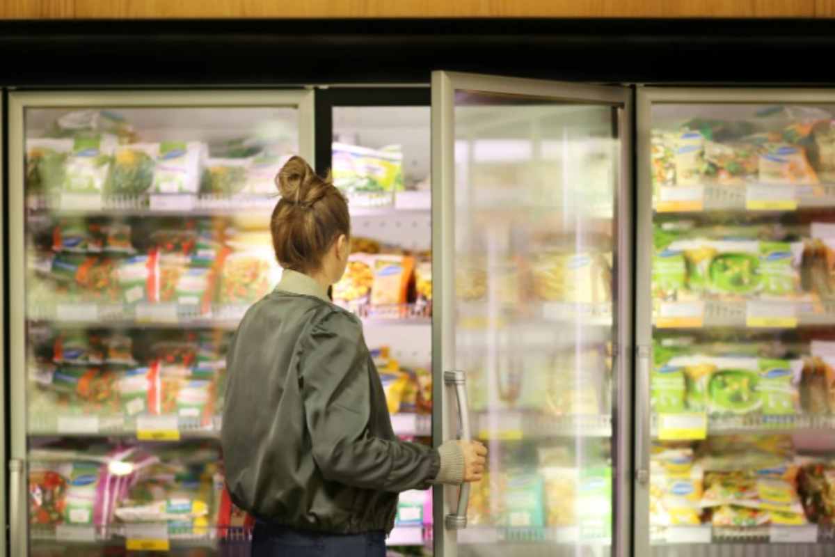 Persona che sceglie i surgelati al supermercato