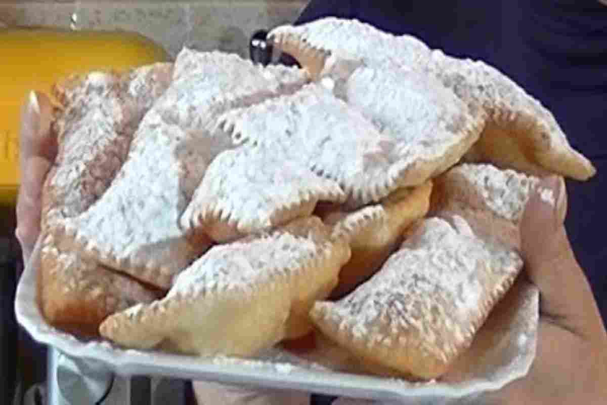 un piatto di chiacchiere di carnevale