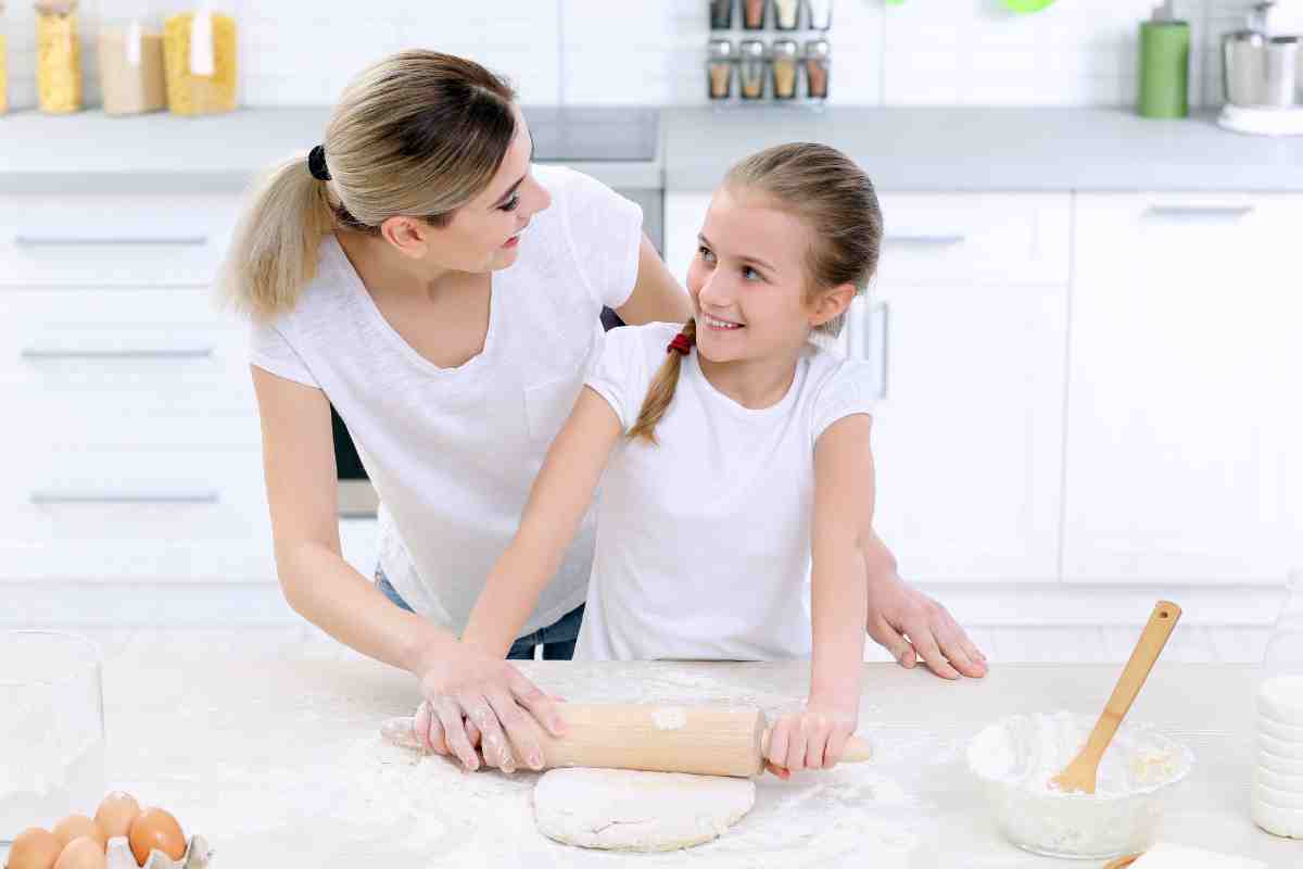 Mamma e figlia in cucina